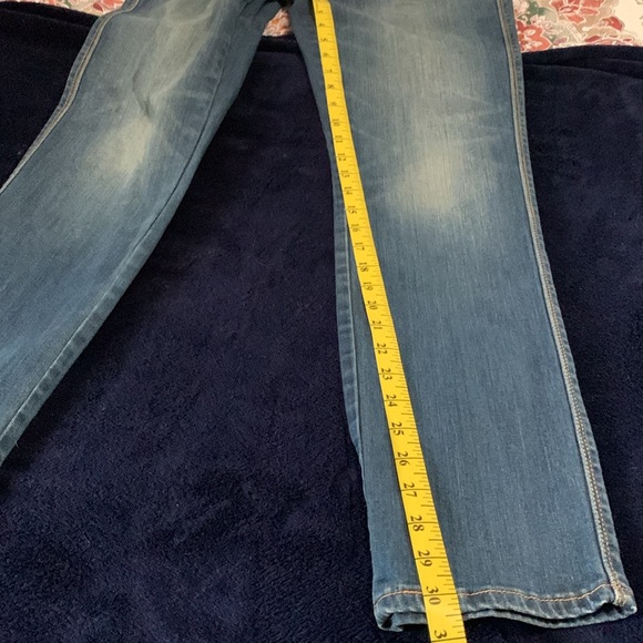 Levi's Flatters & Flaunts Skinny Leg Jeans 10. Smoke free home. - Picture 5 of 6